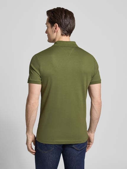 Męski model nosi Koszulkę polo z czystej bawełny Model 'LIQUID COTTON' od Tommy Hilfiger, melanż, krój regular fit, widok całej sylwetki od tyłu