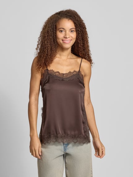 Vrouwenmodel draagt Trägertop met Spitzenbesatz Model 'LOUISE' van NOISY MAY®, Materiaalmix met stretch, regular fit, Ruglengte maat S 40 cm, Ganzkörperaanzicht van voren.