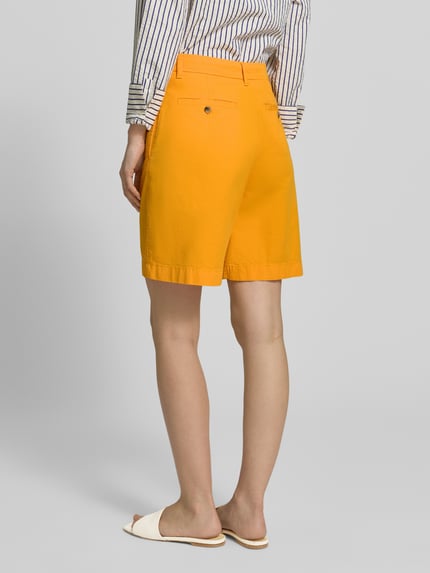 Vrouwenmodel draagt Regular Fit Chino-Shorts uit katoen-lyocell-mix van Tommy Hilfiger, look: effen, gestikt logo, steekzakken, achterzakken, knoop- en ritssluiting, mix van katoen en lyocell, geheel lichaamsaanzicht achterkant.