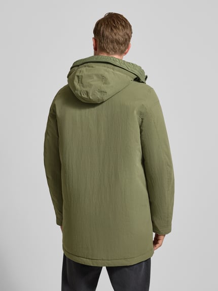 Männermodel trägt Parka mit Label-Detail van PME Legend in regular fit, olijfgroen, met capuchon, rugaanzicht, grof textuur.