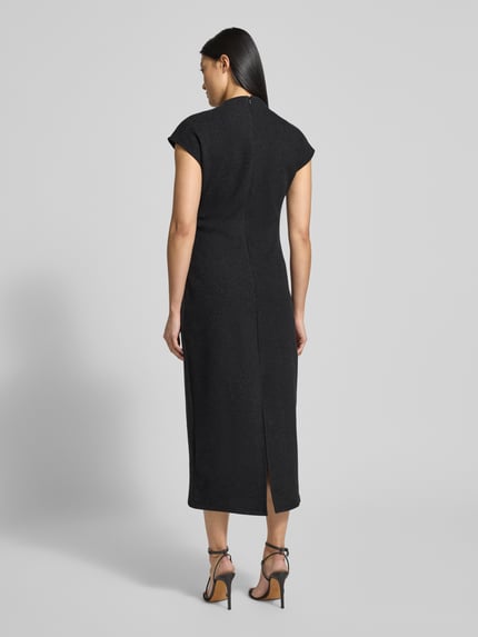 Frauenmodel trägt schwarzes Midikleid mit Stehkragen, tailliert, Rückenansicht, Modell 'Dominique' von GUIDO MARIA KRETSCHMER WOMAN, Baumwoll-Mix. Ganzkörperansicht Rückansicht.