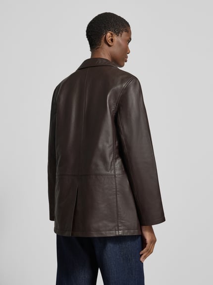 Frauenmodel trägt Regular Fit Longline Lederjacke aus Lammnappa von Marc O'Polo, unifarben, strukturierte Lederoptik, Ganzkörperansicht Rückansicht.