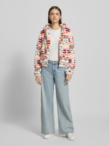 Frauenmodel trägt Regular Fit Sweatjacke mit Kapuze Modell 'ANNA' von ONLY, Optik:Allover-Muster, mehrfarbig, Teddy-Fell, Ganzkörperansicht von vorne.