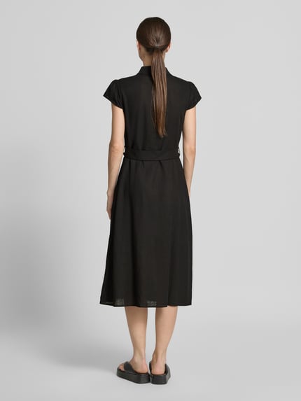 Vrouwenmodel draagt zwart 'Hemdblusenkleid met Leinen-Anteil und Gürtel' van Apricot, viscosemix met linnen, getailleerde fit, midi, kraag, kapmouw, riem, knoopsluiting, ruglengte 125 cm, borstwijdte 46 cm, mouwlengte 10 cm, volledige lichaamsweergave achterkant