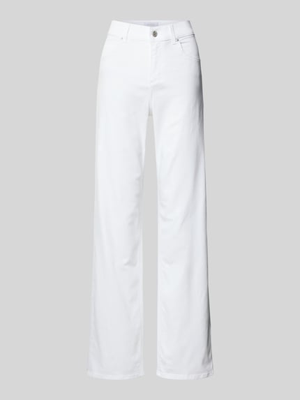 Produktfoto, weiße Bootcut Hose mit Eingrifftaschen, Baumwoll-Mix mit Stretch, Modell 'Lara' von Angels, schlichte Textur, neutraler Hintergrund