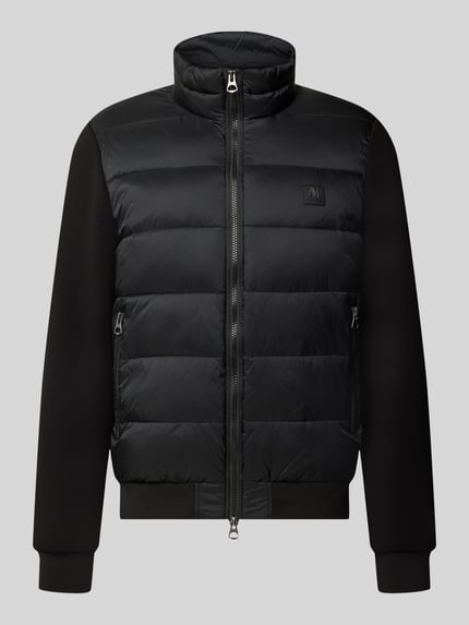 Produktfoto, schwarze Jacke mit Label-Patch und Stehkragen von Antony Morato, gesteppte Vorderseite, elastische Abschlüsse, Slim Fit