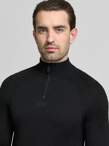 Männermodel trägt Regular Fit Troyer mit Schurwoll-Anteil Modell 'TOUR SEAMLESS QZ' von BOSS Green, unifarben, Nahaufnahme Oberkörper.