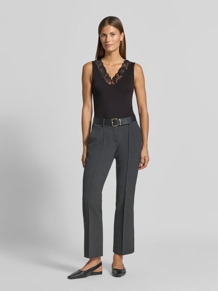 Vrouwenmodel draagt zwart Regular Fit Top uit viscosemix model 'ROSA' van VERO MODA Dames, volledige lichaamsaanzicht van voren.
