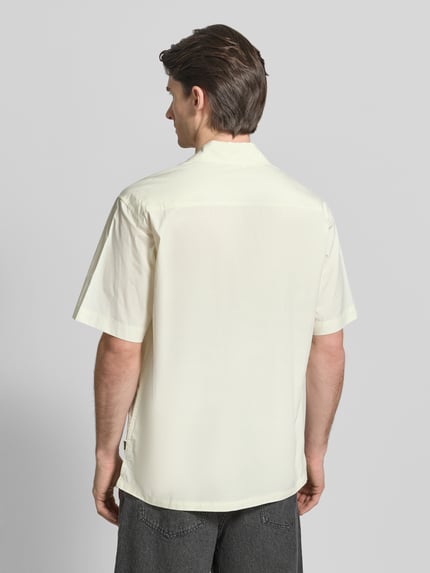 Männermodel trägt Regular fit Freizeithemd mit label-print Modell 'Banks' van WOODBIRD, Kentkraag, lichte kleur, rechte zoom, rugaanzicht, context: lengte rug maat M 76 cm, schouderbreedte 52 cm, mouwlengte 28 cm.