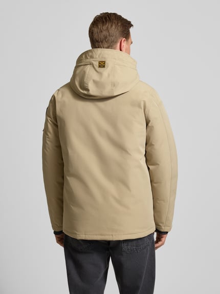 Mannenmodel draagt Parka met Kapuze van PME Legend in beige, regular fit, met capuchon en ritszakken. Ganzkörperansicht Rückansicht.