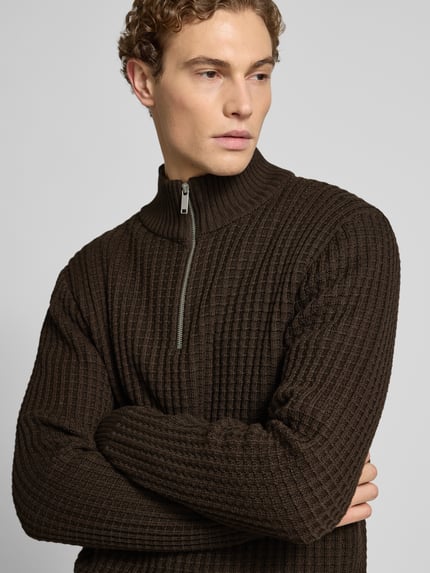 Männermodel draagt Regular Fit Troyer in Waffel-Struktur Modell 'TOM' van SELECTED HOMME, bruin, bio-katoen, Nahaufnahme Oberkörper.