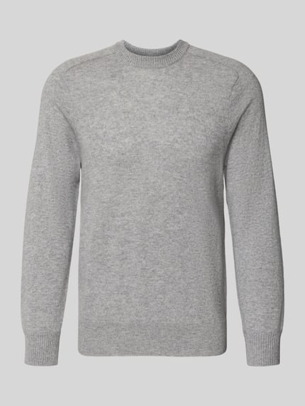 Produktfoto, Regular Fit Strickpullover aus reinem Kaschmir von FTC Cashmere in Hellgrau mit gerippten Abschlüssen, schlichte Textur.