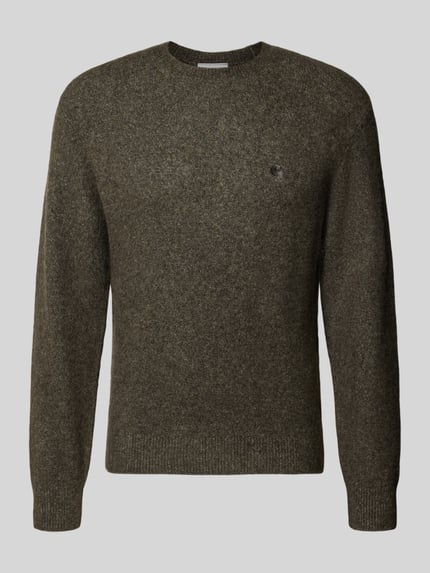Produktfoto, Strickpullover mit Logo-Stitching Modell 'CURTIS' von Carhartt Work In Progress, olivgrün, lockerer Schnitt, feine Stricktextur, Rundhalsausschnitt, Material-Mix mit Stretch-Anteil, gerippte Abschlüsse, dezentes Logo auf der Brust, Herrenmode