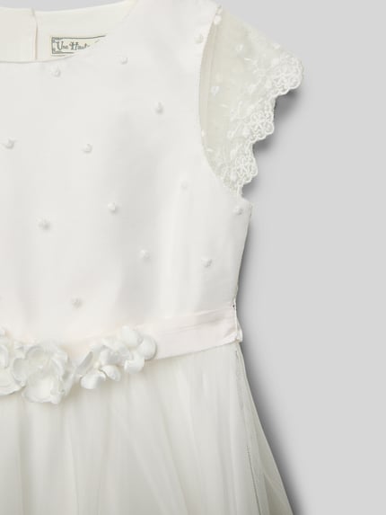 Meisje draagt Maxikleid mit Rundhalsausschnitt van Une Hautre Couture, katoenmix, getailleerd, knopsluiting, sierbies, strikdetail, detailopname bovenlichaam