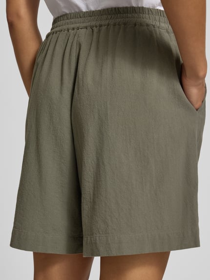 Frauenmodel trägt Regular Fit Bermudas mit elastischem Bund Modell 'CISSIE' von Soyaconcept aus Reine Baumwolle, Rückansicht.