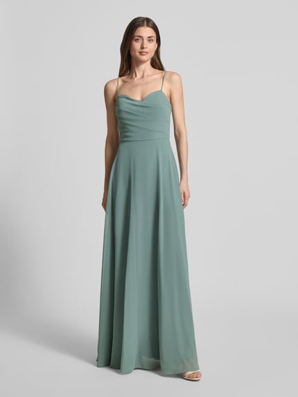 Frauenmodel trägt Midikleid mit Drapierungen und Spaghettiträgern von Laona aus Chiffon in A-Linie, sanft grün, Ganzkörperansicht von vorne. Rückenlänge bei Größe 36: 123 cm, Brustweite bei Größe 36: 32 cm, rückseitiger Reißverschluss.