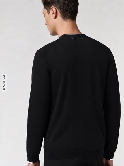 Männermodel trägt schwarzen Regular Fit Pullover aus reiner Baumwolle Modell 'KN_Ever-X' von BOSS Green, Rückansicht, KI-modifiziertes Bild.