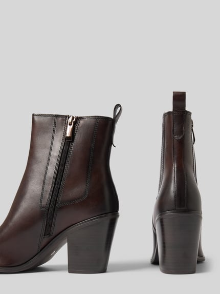 Produktfoto, Stiefelette aus Rindnappa mit Blockabsatz von TAMARIS in Dunkelbraun, unifarbene Optik, Label-Prägung, Reißverschluss, strukturierte Gummisohle