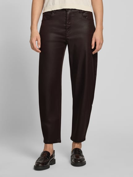 Kobiece modelka nosi czarne jeansy Loose Fit Barrel Jeans aus Modal-Mix Modell 'DANNI 2.3' od MAC, damskie jeansy, widok z przodu, zbliżenie na dolną część ciała