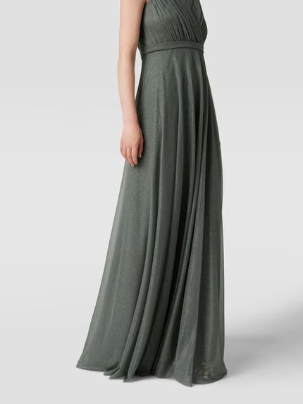 Vrouwenmodel draagt Regular Fit Abendkleid mit Glitzer-Mesh van TROYDEN COLLECTION, glinsterend mesh, taille-accent, V-hals, mouwloos, plooien, volledige lichaamsvooraanzicht.