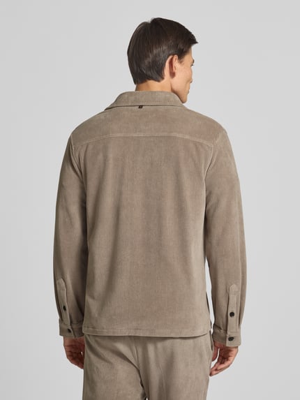 Männermodel trägt Regular Fit Overshirt mit Pattentaschen Modell 'Taylor' von Zuitable, Baumwoll-Mix, Rückansicht, Ganzkörperansicht.