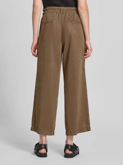 Vrouwenmodel draagt Regular Fit Culotte uit lyocell model 'MAINE S' van Brax, look: effen, elastische boord met tunnelkoord, zij- en strookzakken, materiaal: lyocell. Ganzkörperansicht Rückansicht.
