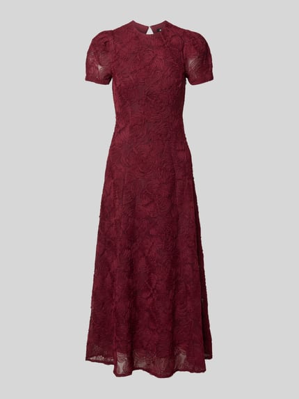 Produktfoto, Maxikleid mit floralem Allover-Besatz von ROTATE, Elastischer-Material-Mix, taillierte Passform, Rundhalsausschnitt, kurzärmelig, bordeauxrot, feine Struktur, Gesamtlänge 133 cm, Brustweite 45 cm, Ärmellänge 22 cm