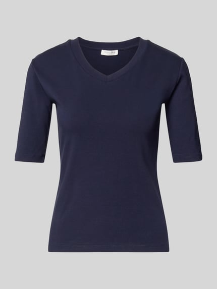 Produktfoto, T-shirt mit V-Ausschnitt von Christian Berg Woman, mieszanka bawełny i elastanu, krój regular fit, rękaw o dł. 1/2, długość tyłu w rozmiarze S 55 cm, kolor granatowy, gładka struktura