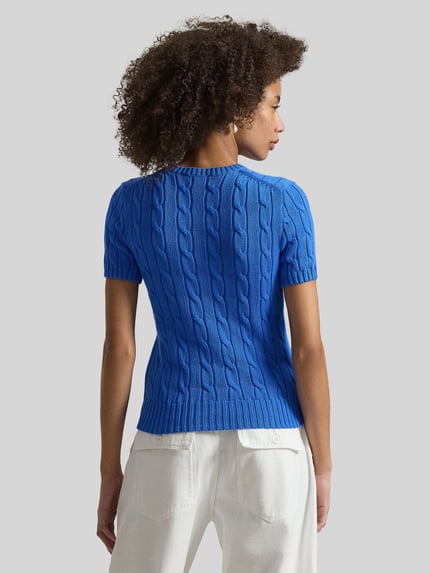 Frauenmodel trägt Slim Fit Kurzarmpullover mit Label-Stitching von Polo Ralph Lauren in Strick-Optik, reine Baumwolle, Ganzkörperansicht Rückansicht.