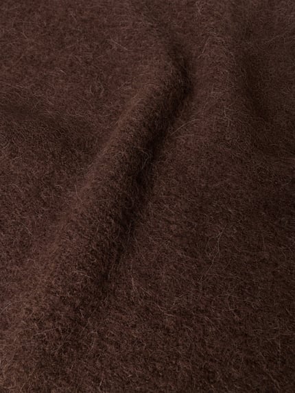 Produktfoto, brauner, unifarbener Schal aus elastischem Woll-Mix mit Alpaka-Anteil von MSCH Copenhagen, detailreiche, flauschige Textur, Modell 'BONDIE', Dreiecksform, Breite 62 cm, Länge 167 cm