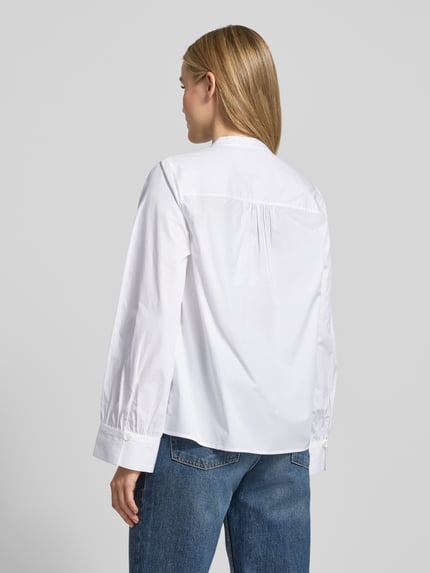 Modelka kobieca nosi Regular Fit Langarmbluse aus reiner Baumwolle od Tommy Hilfiger, biała, gładka, długi rękaw, bawełna, widok całej sylwetki od tyłu.