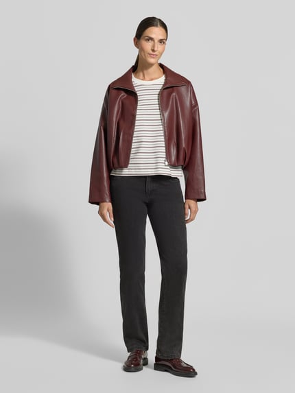 Frauenmodel trägt Regular Fit Straight Fit Jeans mit Zipper-Details von BUENA VISTA, dunkler Denim, 5-Pocket-Design, Ganzkörperansicht von vorne.