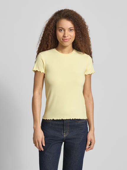 Frauenmodel trägt Slim Fit T-Shirt mit Viskose-Anteil Modell 'NICCA' von Pieces, Optik: Unifarben, Ripp, Ganzkörperansicht von vorne.