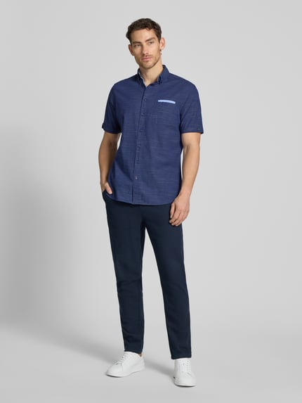 Männermodel trägt Regular Fit Freizeithemd mit Button-Down-Kragen von Christian Berg Men in Dunkelblau, Reine Baumwolle, Brusttasche, Ganzkörperansicht von vorne.