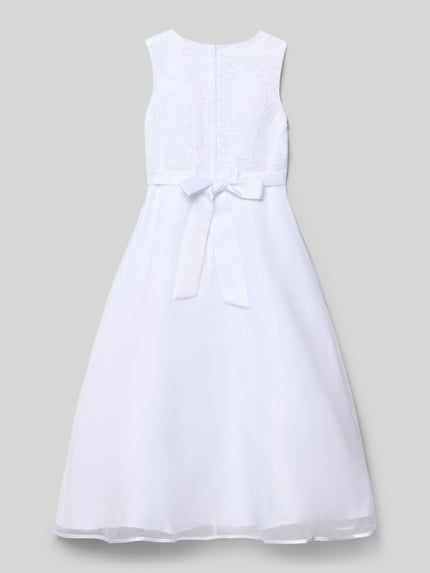 Mädchen trägt Midikleid mit Rundhalsausschnitt von DANAMADE, taillierter Schnitt, Nahtreißverschluss, blickdichtes Unterkleid, Schleifen-Detail, Rückenlänge bei Größe 134: 95 cm, Ganzkörperansicht Rückansicht.