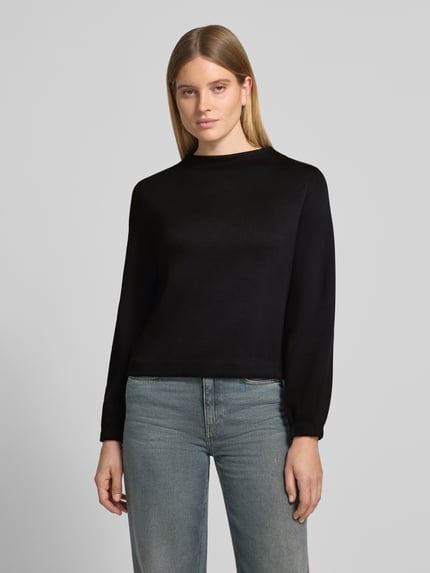 Vrouwenmodel draagt Sweatshirt met ausgestelltem Ärmel Modell 'Gisinna' van OPUS, effen zwart, viscosemix, ronde hals, lange uitlopende mouw, afgerond onderaan, Ganzkörperansicht van voren.