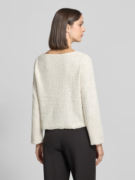 Frauenmodel trägt Pullover mit Allover-Paillettenstruktur von S. OLIVER BLACK LABEL in Unifarbe, strukturierte Strickoptik, Ganzkörperansicht Rückansicht.