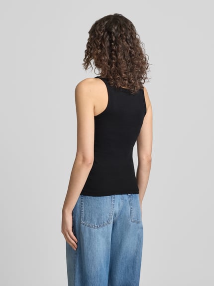 Vrouwenmodel draagt Top met Label-Stitching model 'CONTOUR' van Calvin Klein Jeans, katoenmix, nauwsluitend model, ruglengte maat S 48 cm. Ganzkörperansicht Rückansicht.