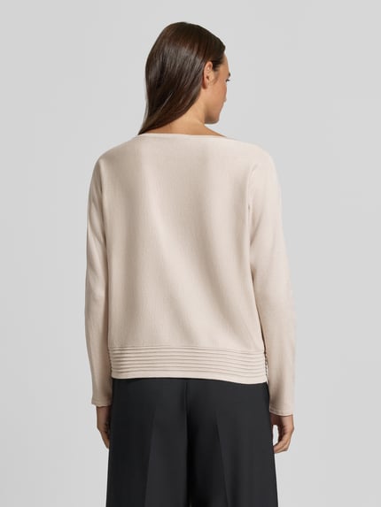 Vrouwenmodel draagt Relaxed Fit Pullover uit viscose-mix van s.Oliver BLACK LABEL in beige met gladde textuur, totaalbeeld achteraan.