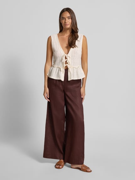 Vrouwenmodel draagt Blusentop mit Schnürung und Schößchen van JAKE*S STUDIO WOMAN, ecru en bruin, regular fit, V-hals, katoenmengsel met stretch, voorkant, volledige lichaamsopname.