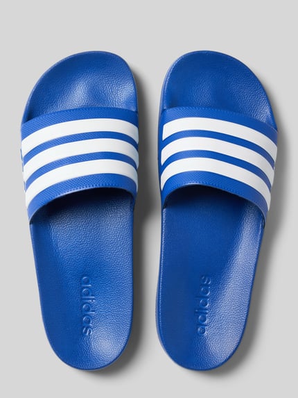 adidas Sportswear Klapki z detalami z logo model ‘ADILETTE SHOWER’ Królewski niebieski 3