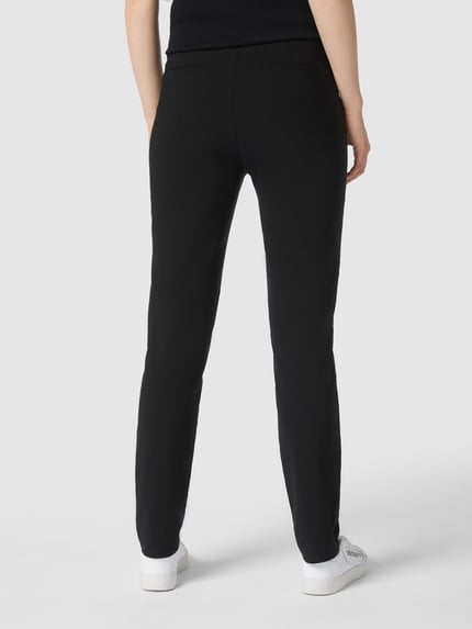 Vrouwenmodel draagt Stoffen broek met steekzakken van Christian Berg Woman, viscosemix met stretch, recht model, binnenbeenlengte 75 cm, achteraanzicht.