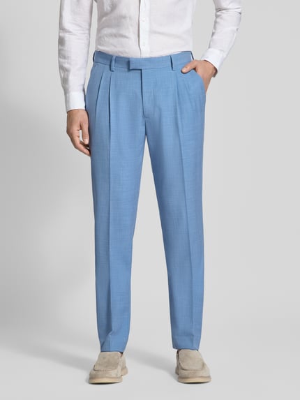 Männermodel trägt Straight Fit Anzughose mit Bügelfalten von MCNEAL in Hellblau, Bund mit Hakenverschluss, Ganzkörperansicht von vorne.