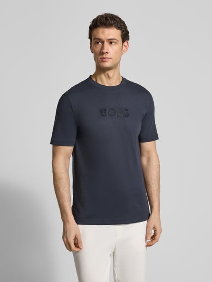 Mannenmodel draagt Regular Fit T-Shirt uit puur katoen model 'TS_TERRACE' van BOSS Green, effen donkerblauw met 3D-labelprint, jerseystructuur, ronde hals en korte mouwen, borstgedeelte, vooraanzicht.