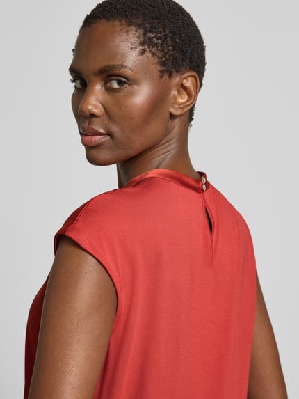 Frauenmodel trägt T-Shirt mit Drapierungen und Kappärmeln von Jake*s Collection in kräftigem Rot, Satin, Regular Fit, Rundhalsausschnitt, Detailaufnahme Rückansicht.