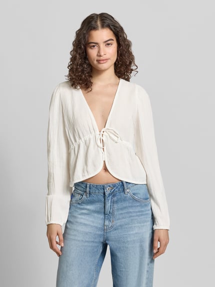 Frauenmodel trägt Regular Fit Langarmbluse aus reiner Baumwolle Modell 'SASTINA' von Pieces, Optik: Unifarben, Musselin, Ganzkörperansicht von vorne.