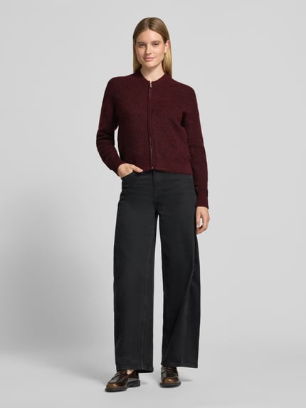 Frauenmodel trägt Strickjacke aus Mohairmix Modell 'Dobka' von OPUS in Weinrot, schwarze weite Hose, unifarben, Ganzkörperansicht von vorne.