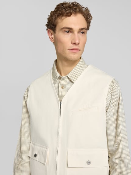 Mannenmodel draagt Weste met Tweeweg-Ritssluiting Modell 'Bow' van Wood Wood, katoen, relaxed fit, crème, close-up bovenlichaam