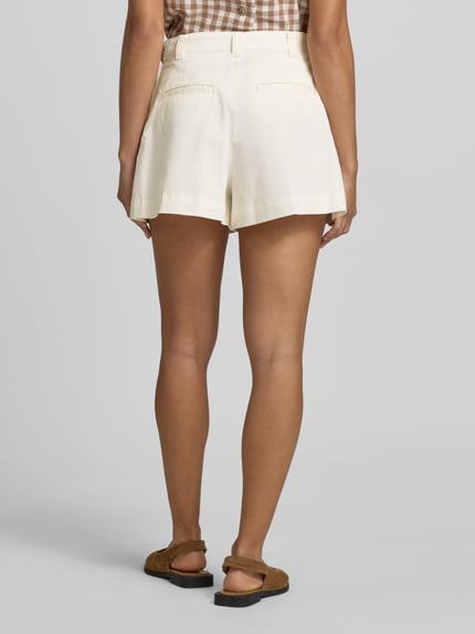 Frauenmodel trägt Regular Fit Bermuda aus Baumwoll-Mix Modell 'MAESTRO' von MAX&Co., cremefarben, Damen Bermuda, Ganzkörperansicht Rückansicht.