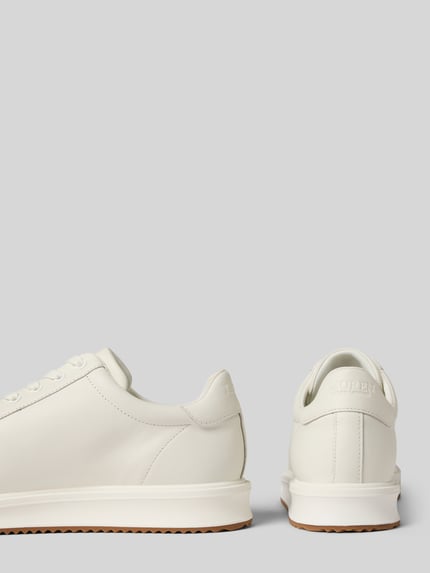 Produktfoto, Sneaker aus Leder Modell 'AINSLEY' van Lauren Ralph Lauren, dames sneakers van echt leer, afgeronde punt, vetersluiting, modeldetails, hakhoogte 4 cm, schachthoogte 8 cm, schachtbreedte 7 cm, labeldetails, witte tinten, minimalistisch design, gladde textuur